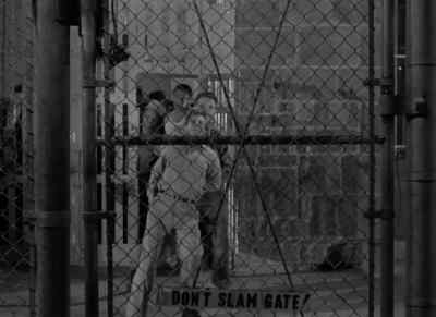 I gave you my word, Dunn.
Hold that gate. - Riot in Cell Block 11