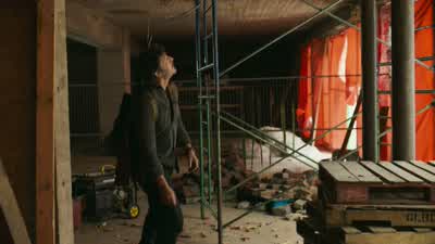 I get you up there, you can drop that ladder down, maybe we go through that way. - The Last of Us