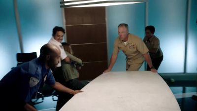 Gimme a hand! - The Last Ship