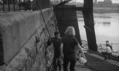- I got a bomb!
- Cowboys don't use bombs! - Tiger Bay