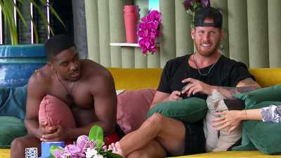 >> I GOT A TEXT! - Love Island