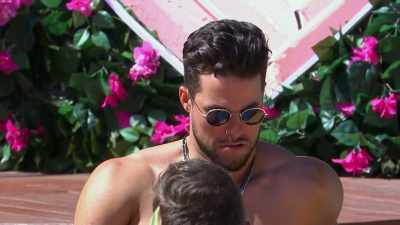 >> I GOT A TEXT! - Love Island