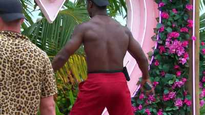 I GOT A TEXT, TEXT, TEXT. - Love Island