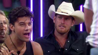 >> I GOT A TEXTMENT HERE WE GO,
GUYS. - Love Island