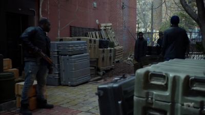 I got eyes on them in the courtyard. - The Strain