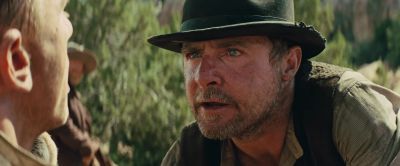 - I got her.
- Give her to me, Nat. Bring her here. - Cowboys &amp; Aliens
