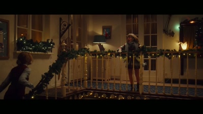 - I got here first.
- [Ella laughs] - The Claus Family 3