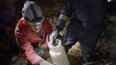 ‐I got some core samples here.
‐NARRATOR: Powered by battery, - Beyond Oak Island
