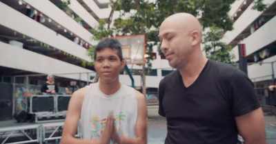 -I got you, bro.
-I'm a B-boy representing Paranaque. - Jo Koy: In His Elements