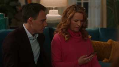 - I guess.
- [phone buzzes] - The Spencer Sisters