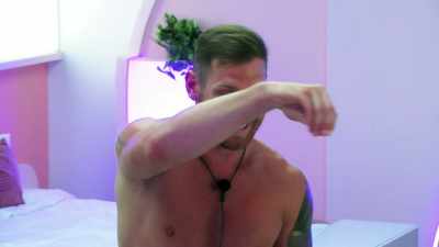 >> I HATE MYSELF WITHIN YEAH, SO
LISTEN, SO THEN AS A GUY - Love Island