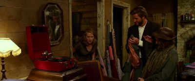 I hate romance What a surprise - The Dressmaker