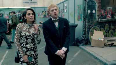 -I have a plane to catch.
Where is this bath? - Snatch