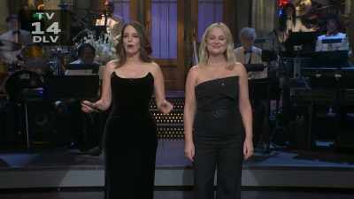 ‫I have a question.
‫Oh, hi, Ryan Reynolds, hi.
‫[ Applause ] - SNL50: The Anniversary Special