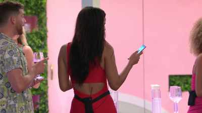 >> I HAVE A TEXT. - Love Island