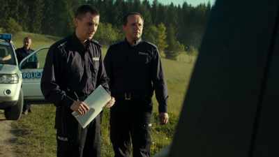 I have a warrant for your arrest.
- Wolski? - Spoor
