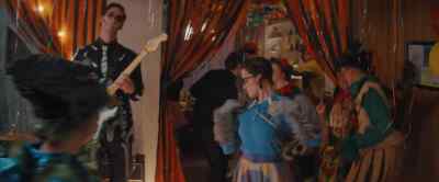 - I have to get out of here.
- Why? - Grease: Rise of the Pink Ladies
