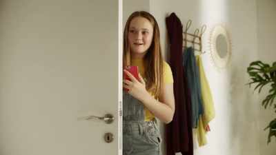 I have this new uhm...
find‐a‐bathroom app.
(chuckles) - Find Me in Paris