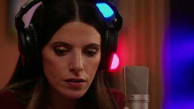 - I heard that, Pipe.
- Okay, five, four, three... - Jingle All the Way to Love