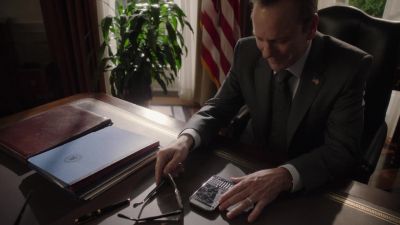 Hello, Tom Kirkman's voicemail. - Designated Survivor