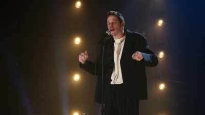 I had her up here.
She's coming over there, - Pete Davidson: Alive from New York