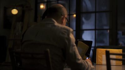 Hey, it's me. Peter Burke is here. - White Collar