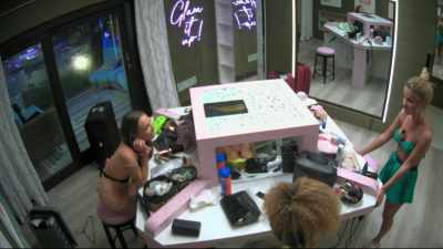 >> I HONESTLY THINK THAT SHE'S
GOING THE PICK WESTON. - Love Island