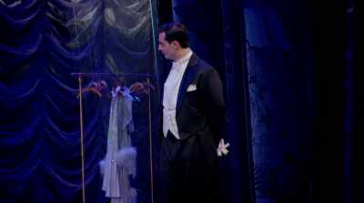 - I hope you like white roses.
- Wow! Thank you. - Funny Girl