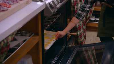 I hope that the ornaments
that we are making, - Baking It