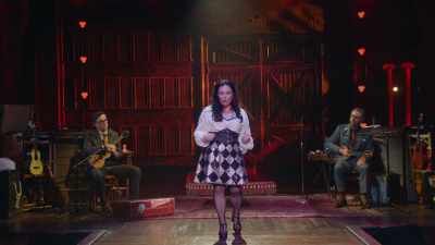 Și i-am explicat:
„Dacă te simți ca o fată, - Alex Borstein: Corsets & Clown Suits