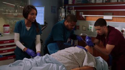 I... I can't. I can't get it in. - Chicago Med