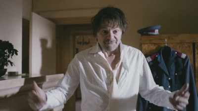 - I... I didn't do that.
- Hands where I can see them. - Comrade Detective