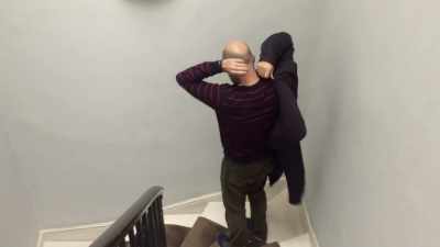 Îți este foarte greu să-ți pui haina? - Oh, e dureros. - My Husband, the Cyborg