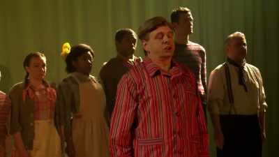 - I... I...
- Hand, Bevan! Now! - National Theatre Live: Nye