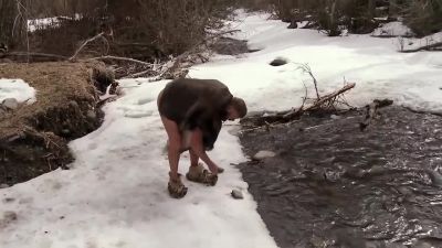  I put a couple stones down. - Naked and Afraid
