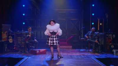 Îți stoarce naibii mațele - Alex Borstein: Corsets & Clown Suits