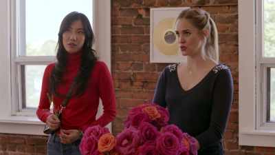 I, I wanted to show you
your bouquet. - The Love Club: Tara’s Tune