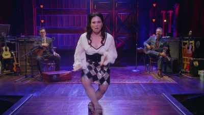 Și începe să meargă
ca un bebeluș supermodel - Alex Borstein: Corsets & Clown Suits