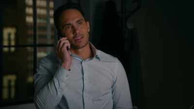 I, I've got a work emergency
and I really need your help, - Mr. Manhattan