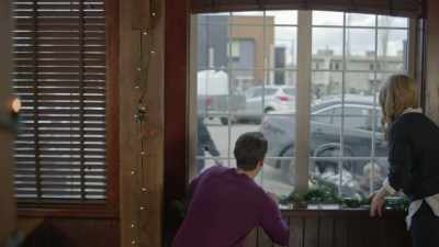 I just wanna fall in
love this Christmas. - Meeting Mr. Christmas