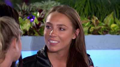 >> I KNOW ALEX IS LETTING HER
WALLS DOWN AND SHE IS FEELING - Love Island