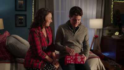 -I know, but this couldn't wait.
-[sighs] all right, all right. - The Christmas Setup