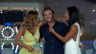 ‐I know.
‐He better not leave me
when we get back, - Love Island