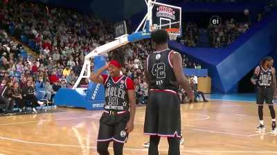 I KNOW I'M ONE PLAYER THAT'S
ALWAYS LOOKING OUTSIDE THE BUS - Harlem Globetrotters: Play It Forward