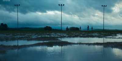 I know it's cold. I know it's
miserable. I know it's only 8am. - Floodlights