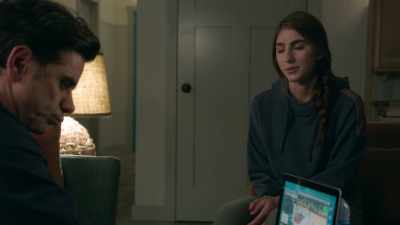 I know. It's-- How old is she?
Like, 17? It's-- - Big Shot