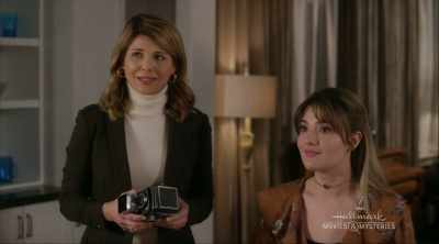 I KNOW, - Garage Sale Mysteries: Picture a Murder