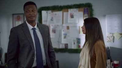 - I know she was pushed.
- (sighs) okay. - It’s Beginning to Look a Lot Like Murder