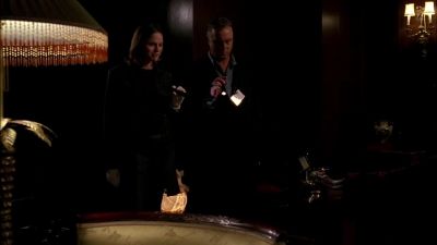 I know.
The room's talking to us. - CSI: Crime Scene Investigation