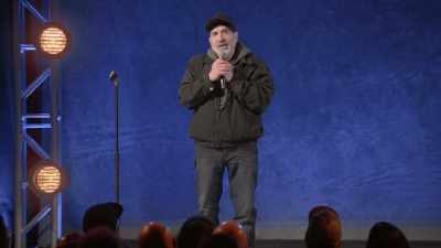 - I like it big.
- [audience laughing] - Dave Attell: Hot Cross Buns